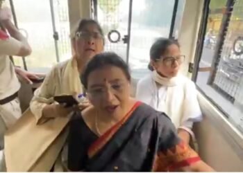 ममता बनर्जी का आरोप, प्रिजन वैन में दो घंटे घुमाया; दिल्ली में धरना