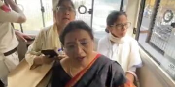 ममता बनर्जी का आरोप, प्रिजन वैन में दो घंटे घुमाया; दिल्ली में धरना