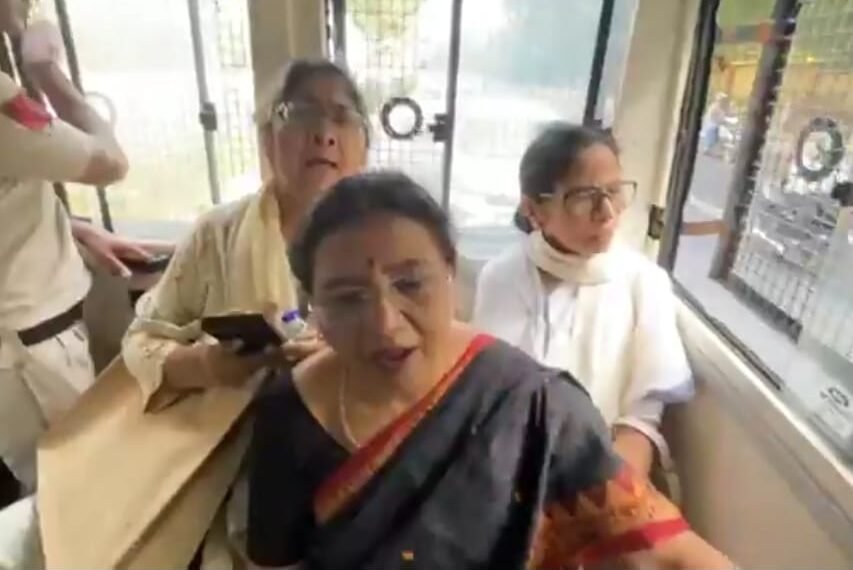 ममता बनर्जी का आरोप, प्रिजन वैन में दो घंटे घुमाया; दिल्ली में धरना