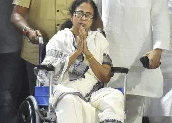 ममता की मेडिकल रिपोर्ट सार्वजनिक होने पर डॉक्टरों को नोटिस, अनुमति पर उठे सवाल