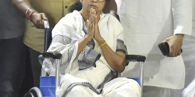 ममता की मेडिकल रिपोर्ट सार्वजनिक होने पर डॉक्टरों को नोटिस, अनुमति पर उठे सवाल
