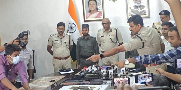 West Bengal Maoist News: मंगल-मालती का आत्मसमर्पण, AK-47 बरामद