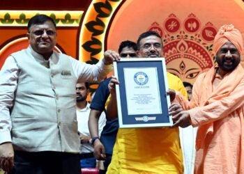 पश्चिम बंगाल में महालया पर बीजेपी सरकार के मेगा इवेंट में सीएम सुवेंदु अधिकारी ने दुर्गापूजा, पूजा समितियों को सहयोग, बिजली शुल्क और विसर्जन व्यवस्था पर बात की।