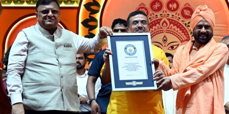 पश्चिम बंगाल में महालया पर बीजेपी सरकार के मेगा इवेंट में सीएम सुवेंदु अधिकारी ने दुर्गापूजा, पूजा समितियों को सहयोग, बिजली शुल्क और विसर्जन व्यवस्था पर बात की।