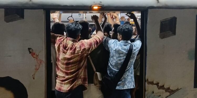 कोलकाता मेट्रो में षष्ठी पर भारी भीड़, दरवाजे बंद होने में परेशानी