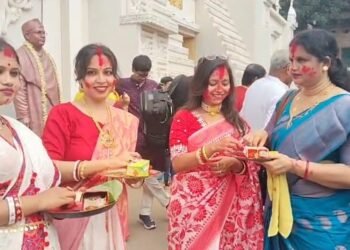 दुर्गा विसर्जन 2026: बंगाल में सिंदूर खेला, मां दुर्गा की विदाई