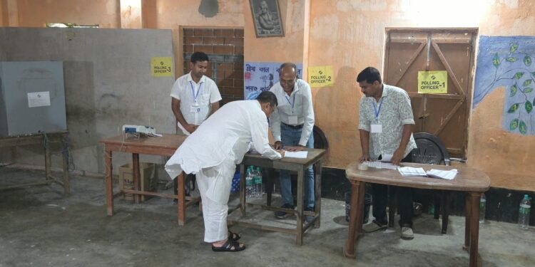 नंदीग्राम में वोट डालने के बाद बोले शुभेंदु अधिकारी- ‘आखिरी सांस तक रहूंगा यहां का वोटर’
