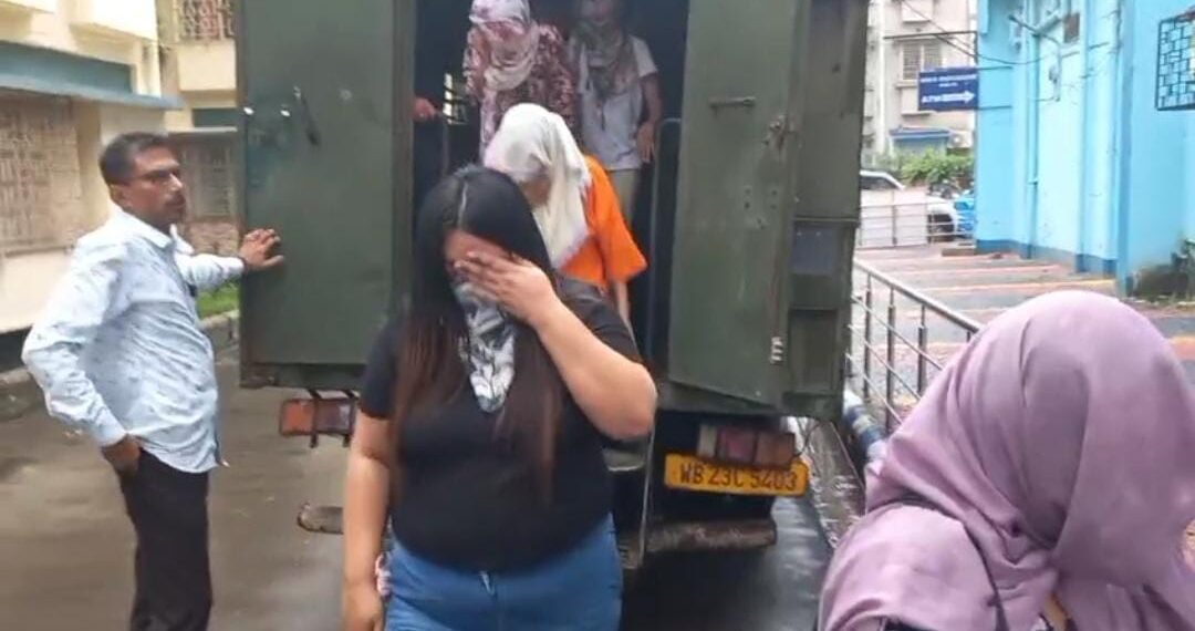 अवैध कॉल सेंटर का भंडाफोड़, 24 गिरफ्तार; अमेरिकी नागरिकों से ठगी का आरोप