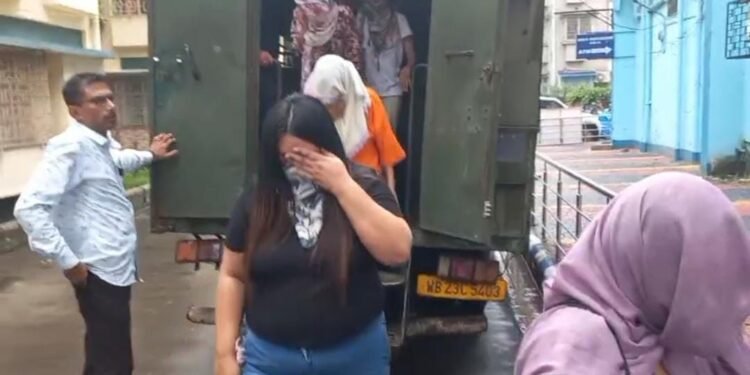 अवैध कॉल सेंटर का भंडाफोड़, 24 गिरफ्तार; अमेरिकी नागरिकों से ठगी का आरोप